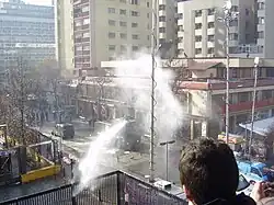 Carro lanza-agua arrojando agua dentro del Instituto Nacional General José Miguel Carrera en los disturbios del 1 de junio de 2006.