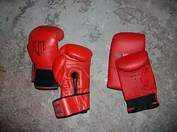 Par de guantes con velcro (izq.) y par de guantillas con resorte (dcha.).