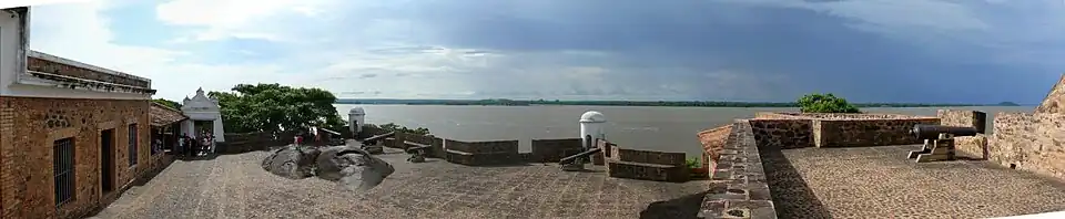 Fortaleza colonial en el río Orinoco, Venezuela