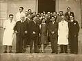 El ministro Rivarola junto al presidente Guggiari, el fisiólogo francés Henri Roger y estudiantes de medicina, c.&nbsp;1930 .