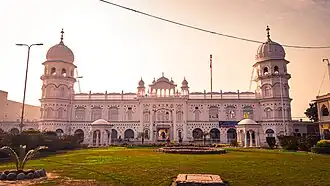 El Gurdwara Janam Asthan en Nankana Sahib, Pakistan, conmemora el lugar donde se cree que nació primer gurú sij, Gurú Nanak Dev Ji (r. 1507-1539). Fue construido por Ranjit Singh en el siglo&nbsp;XIX y reconstruido por el gobierno pakistaní.