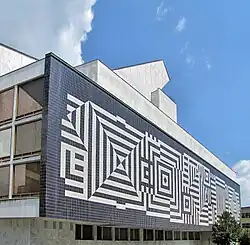 Mural de Victor Vasarely en la fachada del Teatro Nacional, Győr.