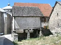 Uno de los hórreos de Orbaiceta