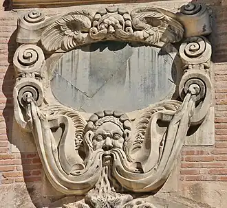 El detalle de la fachada está en el patio interior.