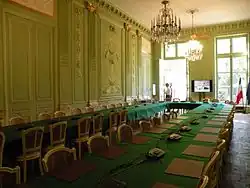 Vue de la « salle des Accords » de l'hôtel du Châtelet, vers les jardins.