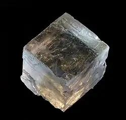 Gran cristal natural de halita, que muestra la forma de cristal cúbico.