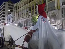 Cofrade de las Siete Palabras a caballo