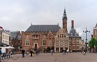 Ayuntamiento de Haarlem, fachada rehecha (1630-1633) enteramente en estilo clásico