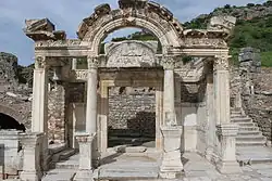 Arco sirio en el Templo de Adriano (117/118 d.C.) en Éfeso.