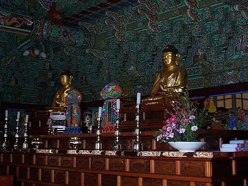 Estos dos Budas de madera fueron redescubiertos recientemente y pasaron a ser uno de los ejemplos más antiguos de escultura de madera que sobreviven de Corea.
