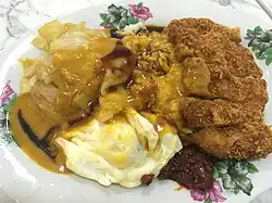 El arroz al curry de Hainan, a pesar de su nombre, se origina en la cocina de Singapur y no forma parte de la cocina de Hainan, ya que el plato no se originó en Hainan ni está disponible allí, similar al plato de arroz con pollo.