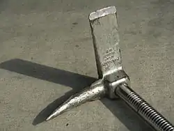 La azuela y la punta de un típico barra Halligan