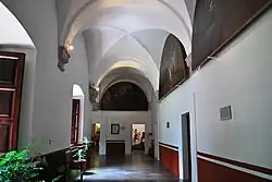 Uno de los pasillos del complejo del colegio