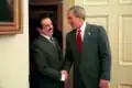 El presidente George W. Bush da la bienvenida al rey Hamad bin Isa Al Khalifa de Baréin al Oficina Oval el 29 de noviembre de 2004