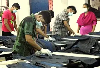 Raspasando a mano de pantalones vaqueros.