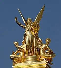 C. L'Harmonie (1869) de Charles Guméry es una escultura de 7,5 metros de altura que corona el Palais Garnier, la ópera de París, Francia. La estatua es una galvanoplastia de cobre dorado, técnica a veces denominada como bronce galvanoplástico.[30]​