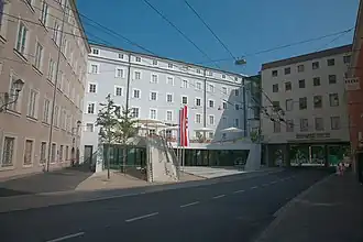 Los tres edificios de 4 a 6 plantasde la Haus der Natur de Salzburgo (Austria)