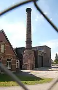 Chimenea y sala de máquinas de la fábrica Havep en Goilre