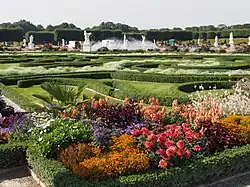 Los parterres con los arriates de flores.