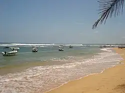 Barcos de pesca cerca de la playa de Hikkaduwa.