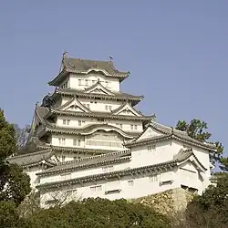Tres hastiales karahafu en el Castillo de Himeji