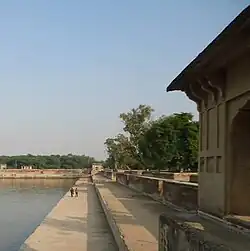 Las amplias gradas del estanque