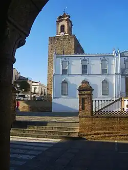 Torre del homenaje y casa parroquial desde los soportales