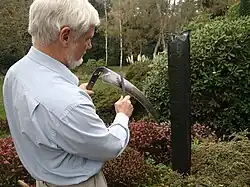 Quitar la rebaba del exterior de la hoja afilando el exterior