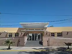 Fachada del Hospital Luis Agote (denominado así en homenaje al eminente galeno argentino). Este nosocomio es el más importante de los Llanos Riojanos (Zona Sanitaria #5).
