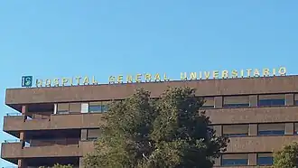 Logo indicativo del hospital que se puede ver desde la Circunvalación