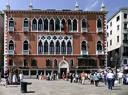 Palazzo Dandolo, algo "restaurado" y elaborado en el siglo&nbsp;XIX.