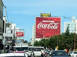Medianera trasera con publicidad.