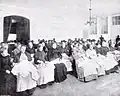 Sala de costura de mujeres en la House of Industry de Filadelfia (1898).