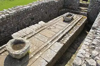 Letrinas. Estaban higiénicamente situadas en la esquina más baja del fuerte, y se abastecían de un depósito de agua situado en la parte posterior.[15]​