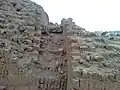 Sección de muros construidos con adobes y adobitos en la Huaca San Marcos en el sitio arqueológico de Maranga.