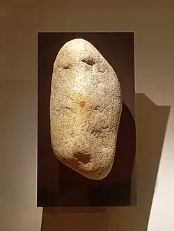 La Huella de Segovia (Abrigo de San Lázaro, Segovia), es la huella dactilar humana datada más antigua, realizada por neandertales hace 43.000 años como ritual para reforzar la pareidolia de un canto rodado, dando lugar al más antiguo arte mueble con pigmento registrado