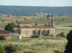 Vista de la iglesia desde el norte. Se destaca la espadaña.