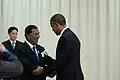 El presidente Barack Obama es recibido por el Primer Ministro Hun Sen en el Palacio de la Paz en Phnom Penh, el 19 de noviembre de 2012.
