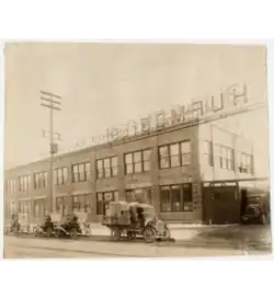 Factoría de la Hupp Motor Car Company, con un camión y tres coches (1911)