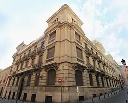Fachada del I.E.S. Santa Teresa de Jesús de Madrid, edificio construido en la década de 1910 como viviendas.