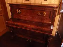 Piano de pared.