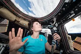 Astronauta italiana Samantha Cristoforetti en la Estación Espacial Internacional, hace homenaje a Nimoy en febrero de 2015.