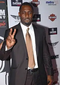 Idris Elba, como Janek.