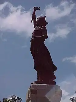 Monumento en la Plaza Italia, frente a la Avenida