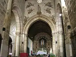Columnas y arcos de la iglesia de San Salvador de Paderne, donde grupos de fustes unidos soportan cada arcada.