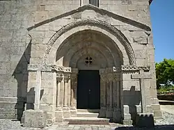 La iglesia de San Salvador de Unhao tiene un portal protegido por un porche.