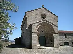 La iglesia de São Vicente de Sousa tiene un portal proyectado con una pequeña ventana frontal.