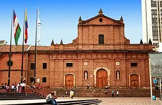 Fachada de la iglesia