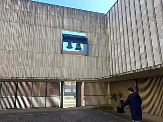 Las campanas en el cerramiento del oeste