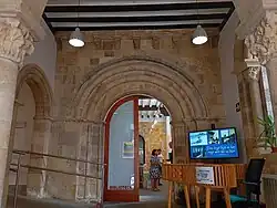 Elementos de la antigua iglesia parroquial románica de San Medel reutilizados en la entrada de la Cárcel Real de Segovia (actual Casa de la Lectura)